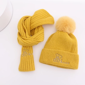 Kinder Winter Strickmütze und Schal Set mit Bären-Stickerei in warmem Inger-Gelb