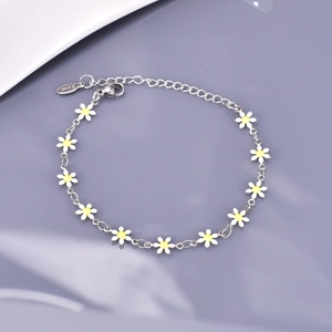 Détail du bracelet chaîne marguerite blanche en acier inoxydable avec maillon réglable