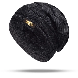 Classico berretto in maglia nera con spessa fodera in pile e patch logo in pelle