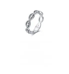 Macro shot of S925 sterling silver ring featuring hollow oval links with white diamonds