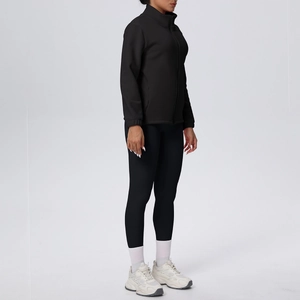 Vista laterale del set da yoga con giacca slim con zip e leggings a vita alta