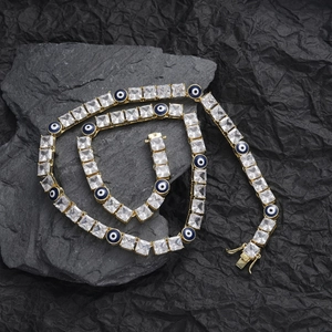 Dettaglio catena tennis oro 6mm con ciondoli malocchio blu e pietre di zircone lucide