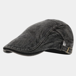 Vue latérale du béret en jean gris foncé vintage avec boucle métallique réglable sur le côté