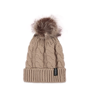 Détail du tricot à torsades d'un bonnet kaki avec étiquette Freedom et pompon en fausse fourrure
