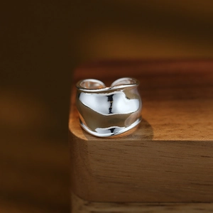 Anello aperto argento a onde irregolari per donna con design a fascia larga minimalista