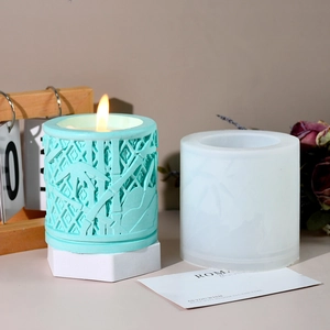 Detalle del patrón de bambú en una vela verde menta fabricada con un molde de silicona