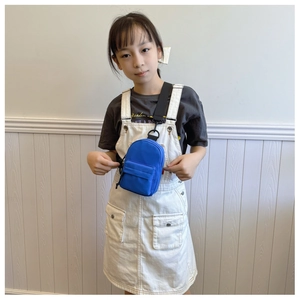 Blaue Mini-Umhängetasche aus Nylon für Kinder am Modell mit verstellbarem Gurt