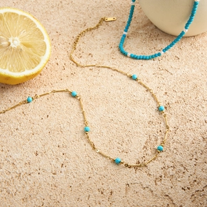 Collier en chaîne dorée avec perles de turquoise et décor estival de citrons