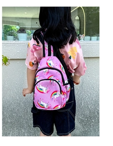 Vista trasera de una mini mochila rosa con estampado de unicornio y arcoíris para niños