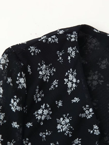 Makrodetail eines Blumen-Chiffonkleids mit Fokus auf Schulterschnitt und Stoffstruktur