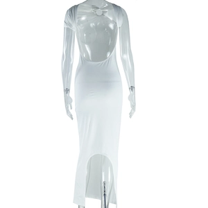Détail du dos d'une robe blanche dos nu avec décolleté en U profond et boucle métallique