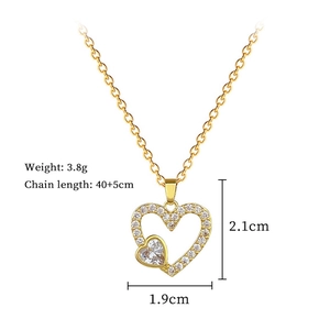 Détail du collier à pendentif double cœur doré serti de diamants avec mesures précises