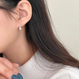 Minimalist 925 silver twist hoop earrings with pearl pendant shown on a model