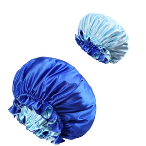 Dettaglio delle cuffie da notte in raso blu reale e azzurro con bordi elastici