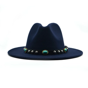 Cappello fedora classico in feltro blu scuro con fascia etnica in turchese e borchie