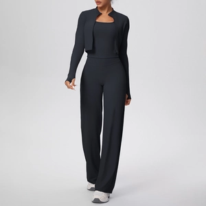 Détail de l'ensemble de yoga noir trois pièces avec veste, débardeur et pantalon large