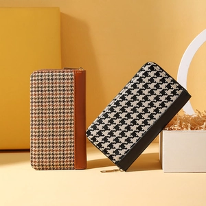 Portefeuille long classique à motif pied-de-poule avec fermeture éclair en brun et noir
