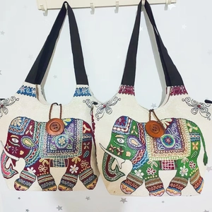 Ethno-Canvas-Taschen mit Elefanten-Stickerei und Holzknöpfen in zwei Farben