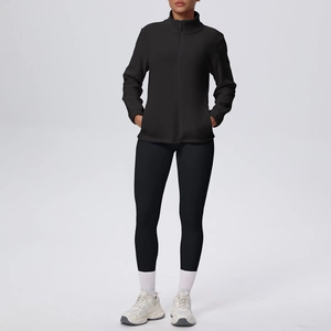Completo sportivo nero con giacca termica a zip e leggings yoga a vita alta