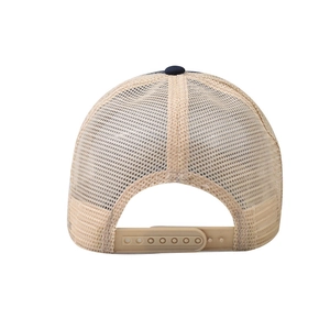 Dettaglio della chiusura snapback regolabile e della rete traspirante del cappellino
