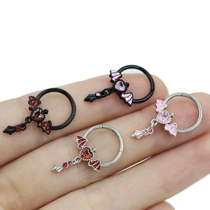 Piercings circulaires avec pendentif cœur ailé et flèche en coloris argent et noir