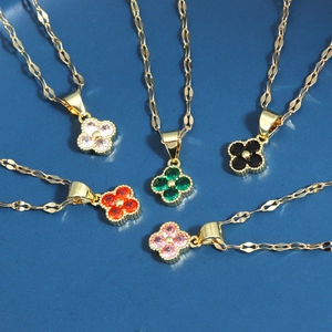 Dettaglio delle collane a quadrifoglio in bianco, verde, nero, rosso e rosa con catene oro