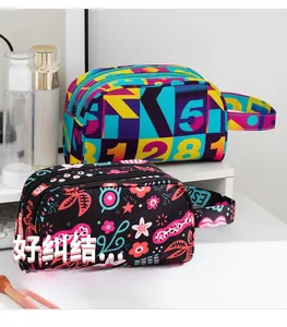 Gros plan de trousses de maquillage à motifs avec double fermeture éclair et poignées pratiques