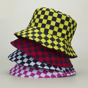 Détail de bobs empilés à motifs damiers en jaune, rouge, noir et violet en toile de coton