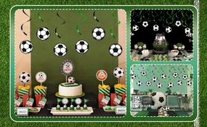 Dettaglio delle decorazioni a spirale per feste di calcio appese sopra un tavolo per dolci