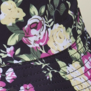 Schwarzer doppelseitiger Fischerhut mit Rosenmuster und detaillierter Nahtführung