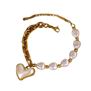 Gold-plated stainless steel chain bracelet with irregular pearls and heart pendant