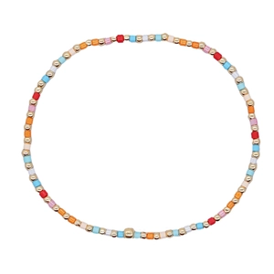 Bracciale di perline di vetro colorate con dettagli dorati per uno stile estivo chic