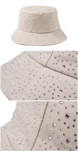 Détail d'un chapeau bob en coton beige avec strass brillants et texture sergée