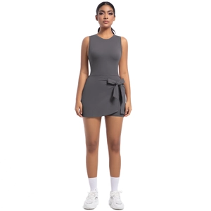 Dettaglio dell'abito da tennis grigio scuro con fiocco laterale e silhouette sportiva
