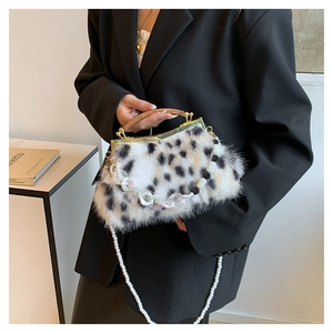 Détail du sac pochette en peluche léopard avec poignée en bois et bandoulière perle