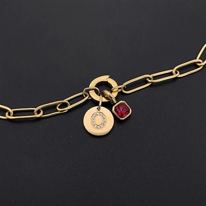 Collana a catena a graffetta dorata con lettera O di strass e ciondolo rosso, chic
