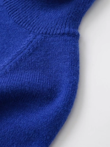 Vue macro détaillée du col tricoté bleu royal avec une texture en laine douce