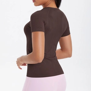 Dettaglio della maglia sportiva marrone scuro con cuciture rinforzate e tessuto elasticizzato