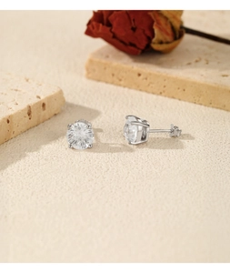 Vue détaillée de boucles d'oreilles en argent S925 avec zircons ronds sertis à quatre griffes