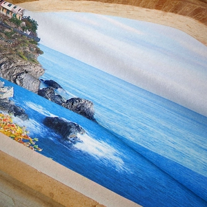 Détail macro du tissu microfibre avec impression de paysage côtier italien pour tapisserie