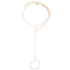Détail de la chaîne de main dorée avec perles délicates et fermoir mousqueton