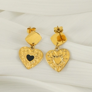 Boucles d'oreilles cœur dorées 18K avec émail noir et gravures d'étoiles élégantes