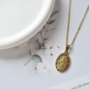 Collier vintage en acier inoxydable doré avec pendentif ovale de la Vierge Marie