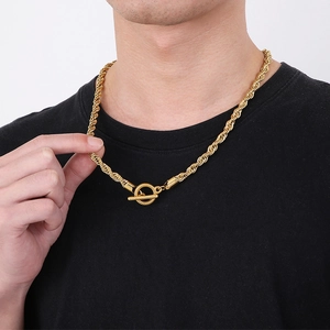 Détail du collier chaîne torsadée dorée pour hommes avec un fermoir à bascule OT