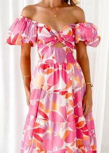 Detail der floralen Puffärmel und der vorderen Aussparung am rosa Maxi-Sommerkleid