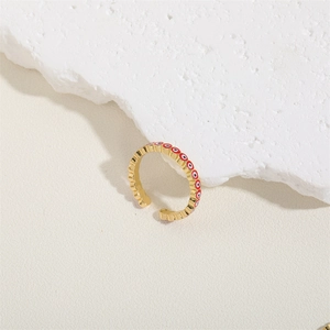 Dettaglio di anello d'oro regolabile con motivi a occhio del male in smalto tricolore su pietra