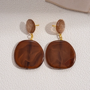 Vintage gold and brown marble resin geometric drop earrings for women with retro style