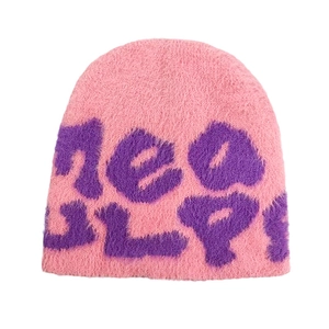 Texture détaillée du bonnet en maille rose imitation vison avec motif jacquard nea ULP!