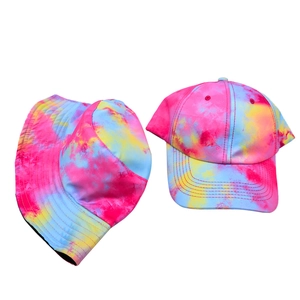 Ensemble bob et casquette tie-dye aux motifs éclatants de rose et bleu tendance