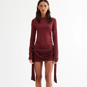 Robe moulante bordeaux à manches longues avec rubans latéraux et détails plissés